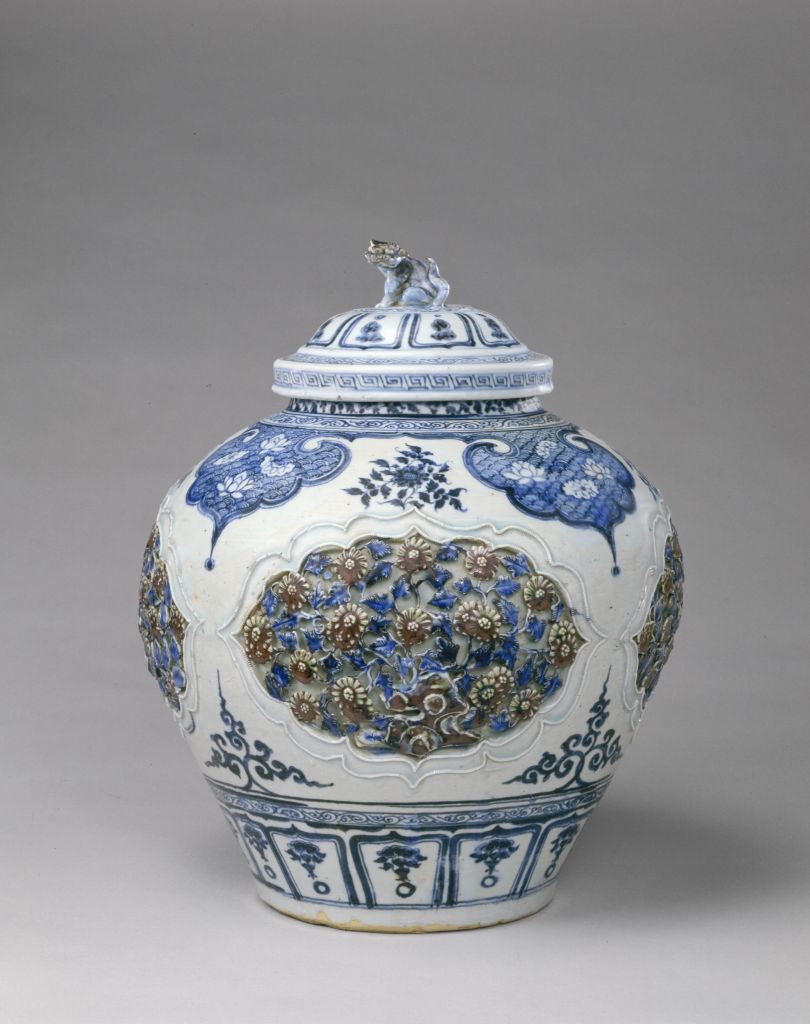 图片[1]-Jingdezhen kiln blue and white underglaze red carving cover pot-China Archive